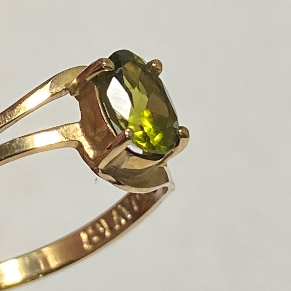 Green Peridot 10k Yellow Gold Ring size 7.5 - Picture 2 of 11